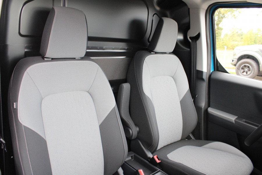 Ford E-Transit Courier Limited 44 kWh 136pk | Ford Voorraad | Trekhaak | Driver Assistance Pack met Navigatie | Led laadruimte verlichting | Laadvloerbescherming Rubber