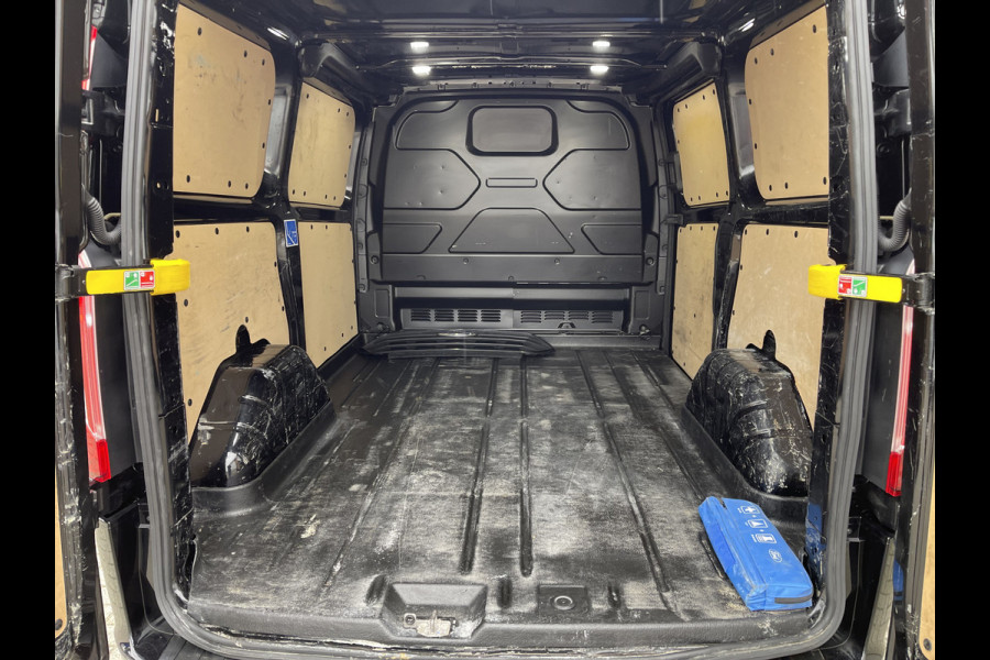 Ford Transit Custom 320 2.0 TDCI 185pk automaat L1H1 Sport / vaste prijs rijklaar € 22.950 ex btw / lease vanaf € 375 / half leer / airco / cruise / navi / camera / stoelverwarming !