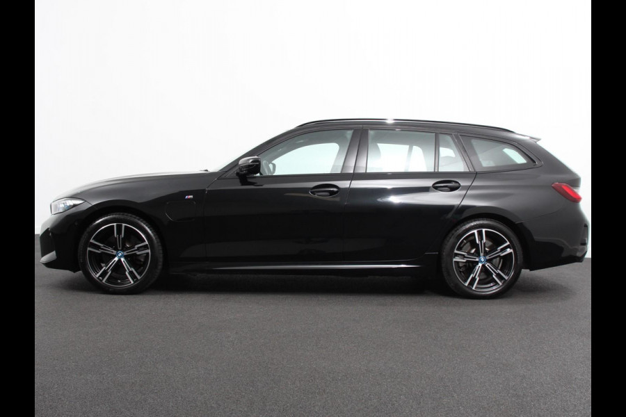 BMW 3 Serie Touring 330e Touring M Sport PHEV Navigatie Climate Control Lichtmetalen velgen LED Virtual Cockpit Parkeersensoren Voor en Achter Achteruitrijcamera Apple carplay/ Andriod auto Stoelverwarming Stuur verwarming Elektrische achterklep