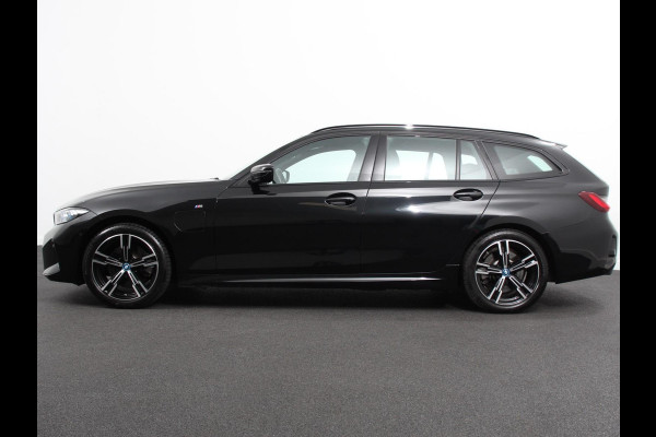 BMW 3 Serie Touring 330e Touring M Sport PHEV Navigatie Climate Control Lichtmetalen velgen LED Virtual Cockpit Parkeersensoren Voor en Achter Achteruitrijcamera Apple carplay/ Andriod auto Stoelverwarming Stuur verwarming Elektrische achterklep