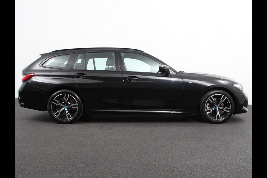 BMW 3 Serie Touring 330e Touring M Sport PHEV Navigatie Climate Control Lichtmetalen velgen LED Virtual Cockpit Parkeersensoren Voor en Achter Achteruitrijcamera Apple carplay/ Andriod auto Stoelverwarming Stuur verwarming Elektrische achterklep