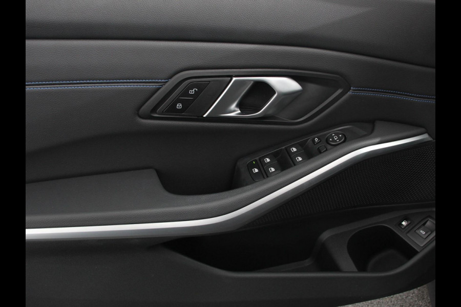 BMW 3 Serie Touring 330e Touring M Sport PHEV Navigatie Climate Control Lichtmetalen velgen LED Virtual Cockpit Parkeersensoren Voor en Achter Achteruitrijcamera Apple carplay/ Andriod auto Stoelverwarming Stuur verwarming Elektrische achterklep