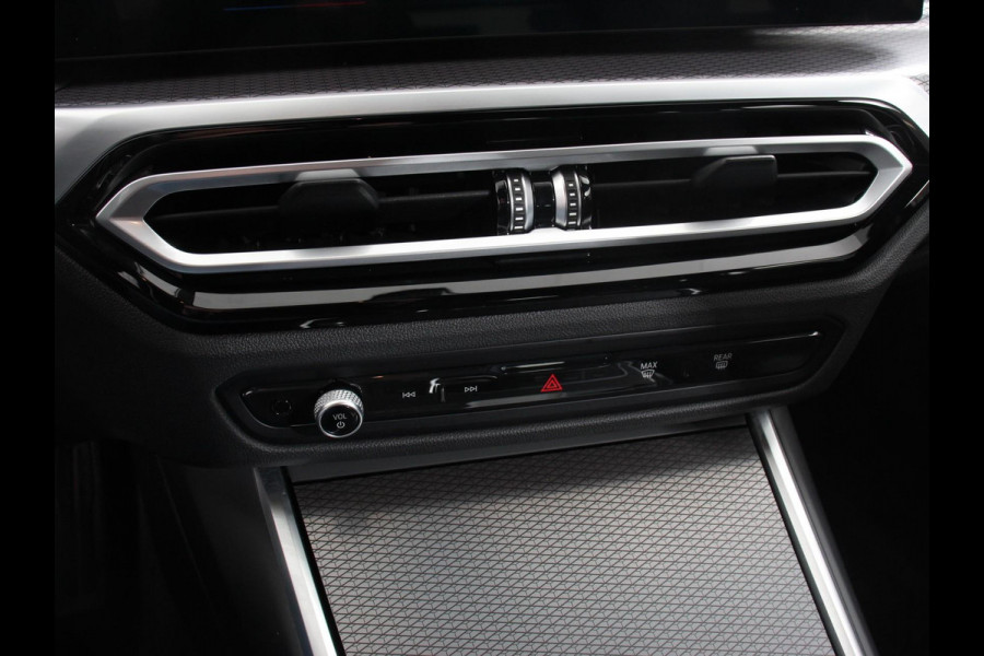 BMW 3 Serie Touring 330e Touring M Sport PHEV Navigatie Climate Control Lichtmetalen velgen LED Virtual Cockpit Parkeersensoren Voor en Achter Achteruitrijcamera Apple carplay/ Andriod auto Stoelverwarming Stuur verwarming Elektrische achterklep
