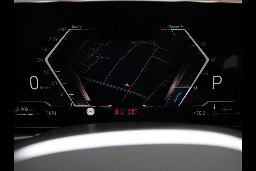 BMW 3 Serie Touring 330e Touring M Sport PHEV Navigatie Climate Control Lichtmetalen velgen LED Virtual Cockpit Parkeersensoren Voor en Achter Achteruitrijcamera Apple carplay/ Andriod auto Stoelverwarming Stuur verwarming Elektrische achterklep