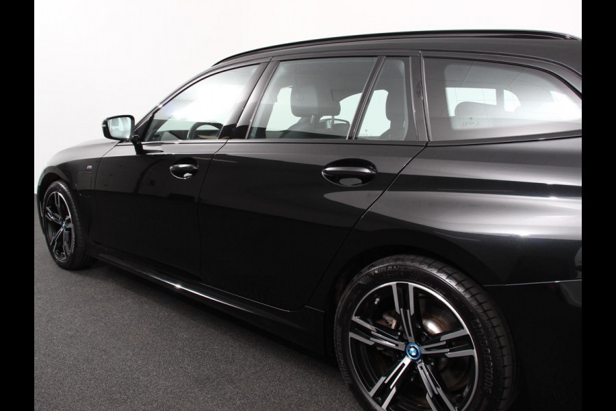BMW 3 Serie Touring 330e Touring M Sport PHEV Navigatie Climate Control Lichtmetalen velgen LED Virtual Cockpit Parkeersensoren Voor en Achter Achteruitrijcamera Apple carplay/ Andriod auto Stoelverwarming Stuur verwarming Elektrische achterklep