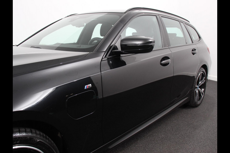 BMW 3 Serie Touring 330e Touring M Sport PHEV Navigatie Climate Control Lichtmetalen velgen LED Virtual Cockpit Parkeersensoren Voor en Achter Achteruitrijcamera Apple carplay/ Andriod auto Stoelverwarming Stuur verwarming Elektrische achterklep