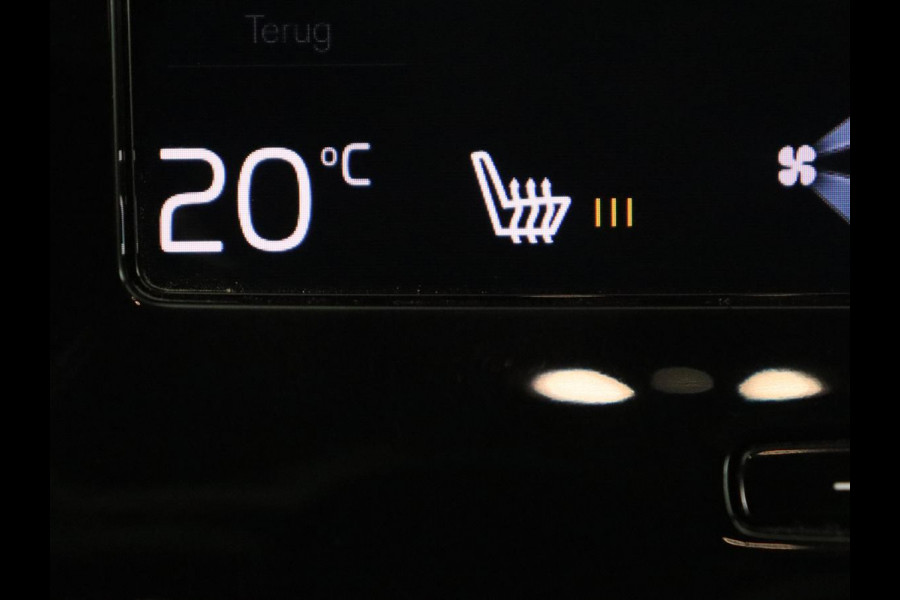 Volvo XC40 2.0 T4 Inscription | Panoramadak | Leder | Trekhaak | Stoelverwarming | Camera | Adaptive cruise | Keyless | Navigatie | 19'' lichtmetalen velgen