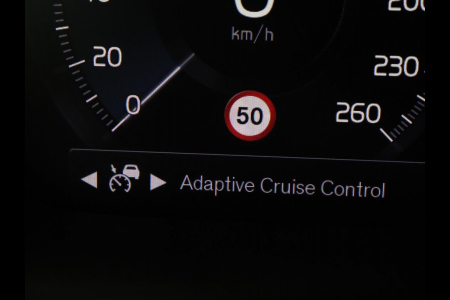Volvo XC40 2.0 T4 Inscription | Panoramadak | Leder | Trekhaak | Stoelverwarming | Camera | Adaptive cruise | Keyless | Navigatie | 19'' lichtmetalen velgen