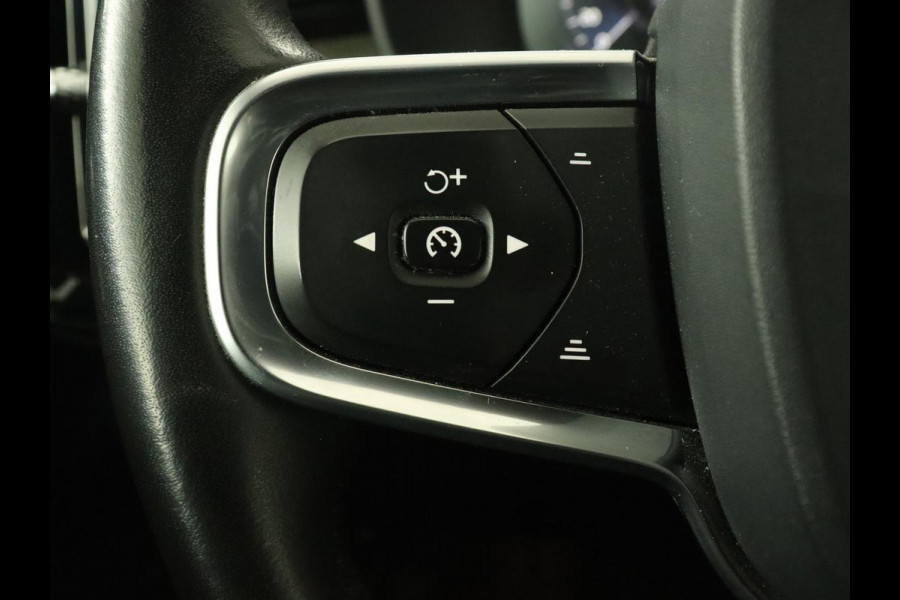 Volvo XC40 2.0 T4 Inscription | Panoramadak | Leder | Trekhaak | Stoelverwarming | Camera | Adaptive cruise | Keyless | Navigatie | 19'' lichtmetalen velgen