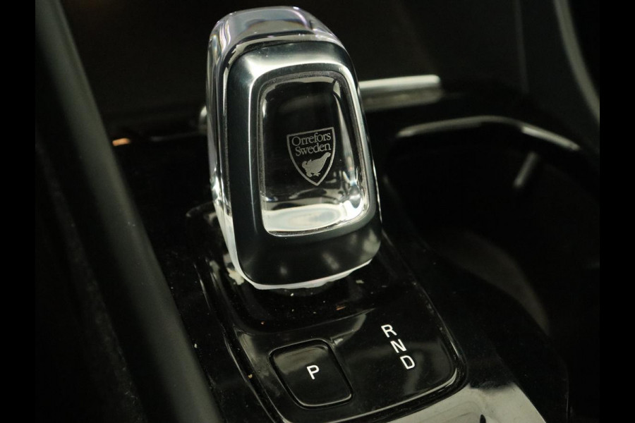 Volvo XC40 2.0 T4 Inscription | Panoramadak | Leder | Trekhaak | Stoelverwarming | Camera | Adaptive cruise | Keyless | Navigatie | 19'' lichtmetalen velgen