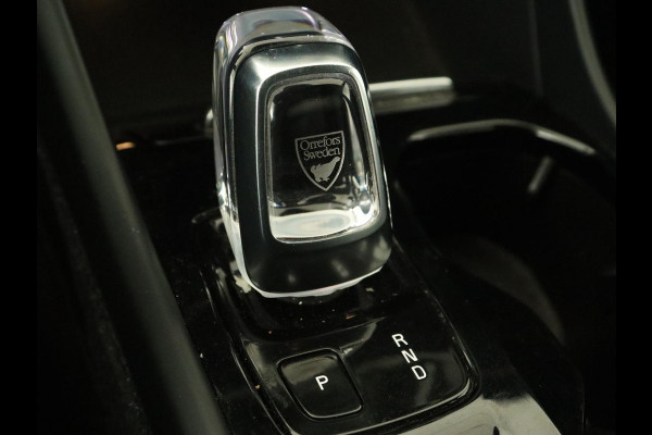Volvo XC40 2.0 T4 Inscription | Panoramadak | Leder | Trekhaak | Stoelverwarming | Camera | Adaptive cruise | Keyless | Navigatie | 19'' lichtmetalen velgen
