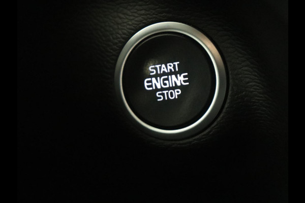 Volvo XC40 2.0 T4 Inscription | Panoramadak | Leder | Trekhaak | Stoelverwarming | Camera | Adaptive cruise | Keyless | Navigatie | 19'' lichtmetalen velgen