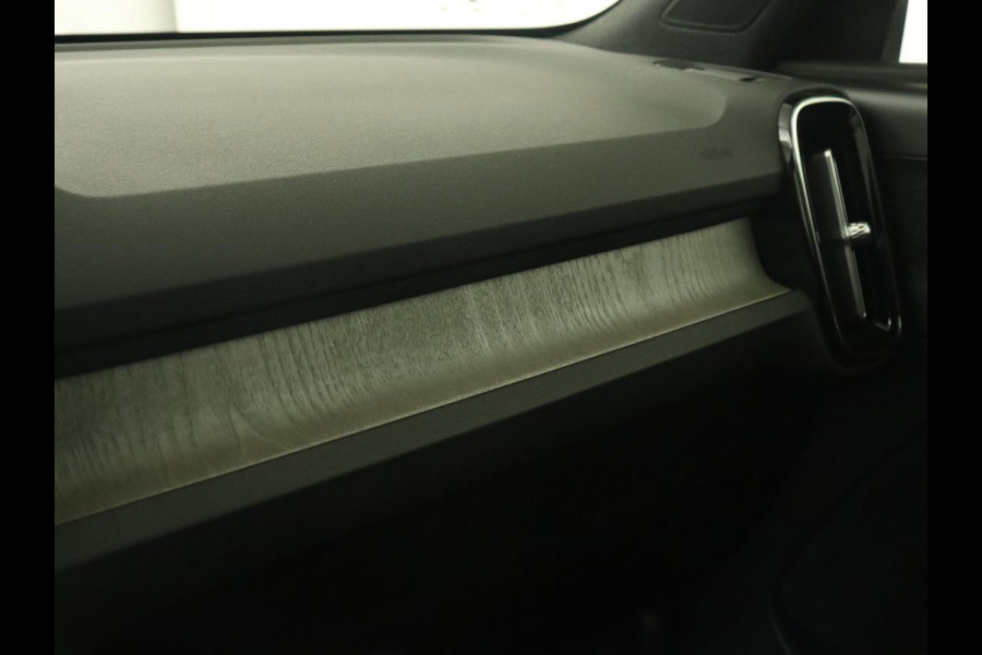 Volvo XC40 2.0 T4 Inscription | Panoramadak | Leder | Trekhaak | Stoelverwarming | Camera | Adaptive cruise | Keyless | Navigatie | 19'' lichtmetalen velgen
