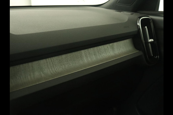 Volvo XC40 2.0 T4 Inscription | Panoramadak | Leder | Trekhaak | Stoelverwarming | Camera | Adaptive cruise | Keyless | Navigatie | 19'' lichtmetalen velgen