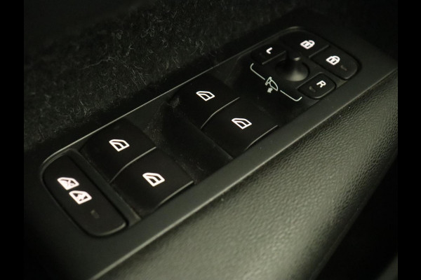 Volvo XC40 2.0 T4 Inscription | Panoramadak | Leder | Trekhaak | Stoelverwarming | Camera | Adaptive cruise | Keyless | Navigatie | 19'' lichtmetalen velgen