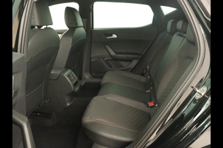 Seat Leon 1.0 TSI FR Intens | Stoel & stuurverwarming | Carplay | Camera | Adaptive cruise | Navigatie | Park Assist | Digital Cockpit | Keyless | Full LED