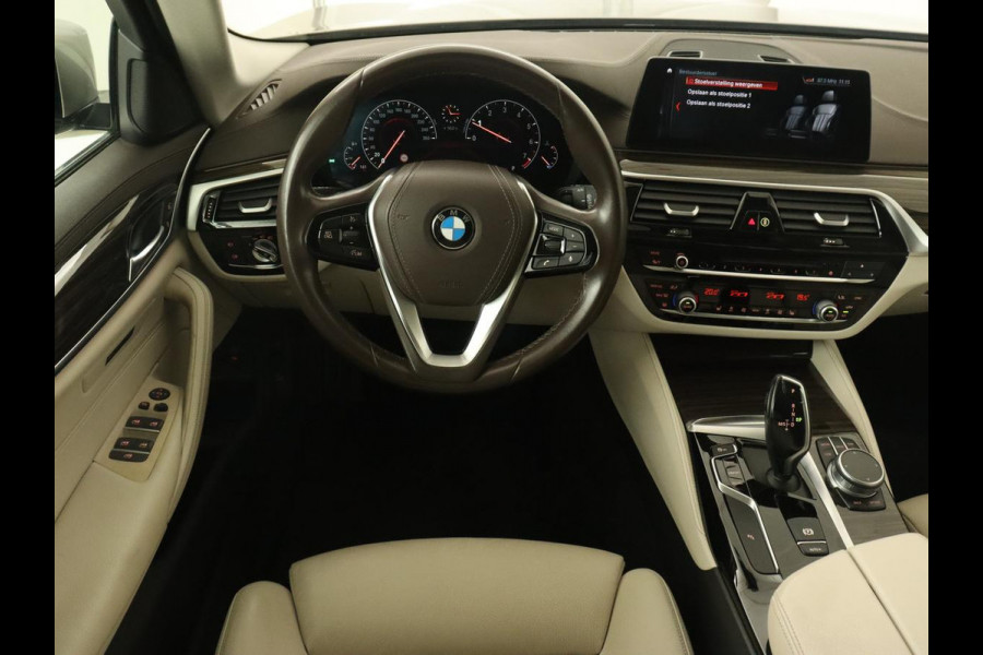 BMW 5 Serie 520i High Executive | Luxury Line | Leder | Trekhaak | Camera | Stoelverwarming | 19'' | Sfeerverlichting | Memory | Carplay | Navigatie | Park Assist | Full LED