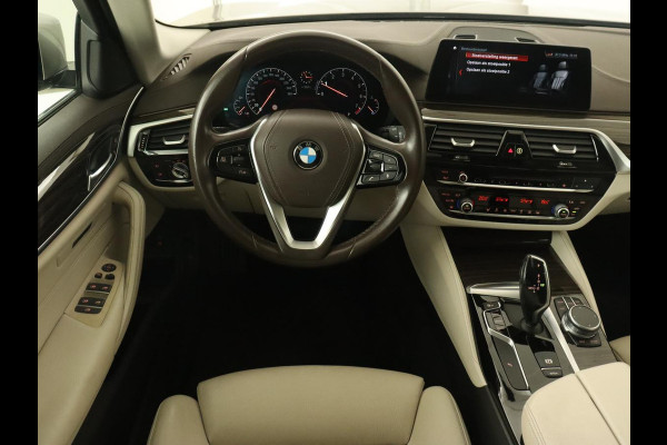 BMW 5 Serie 520i High Executive | Luxury Line | Leder | Trekhaak | Camera | Stoelverwarming | 19'' | Sfeerverlichting | Memory | Carplay | Navigatie | Park Assist | Full LED