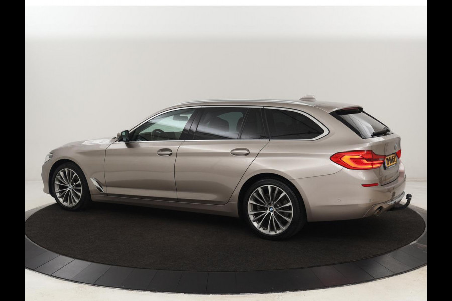 BMW 5 Serie 520i High Executive | Luxury Line | Leder | Trekhaak | Camera | Stoelverwarming | 19'' | Sfeerverlichting | Memory | Carplay | Navigatie | Park Assist | Full LED