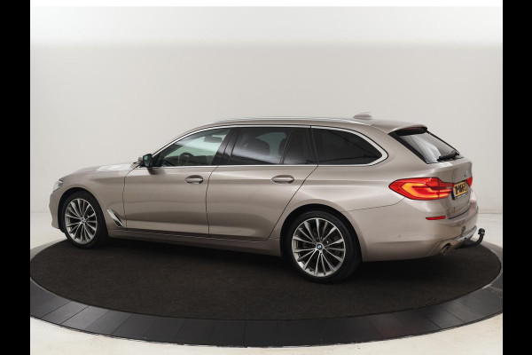 BMW 5 Serie 520i High Executive | Luxury Line | Leder | Trekhaak | Camera | Stoelverwarming | 19'' | Sfeerverlichting | Memory | Carplay | Navigatie | Park Assist | Full LED