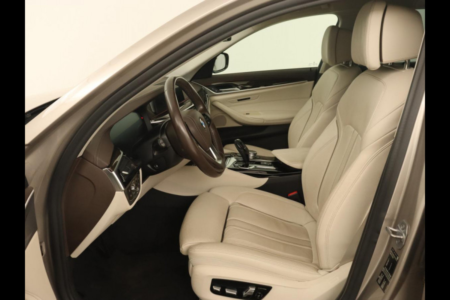 BMW 5 Serie 520i High Executive | Luxury Line | Leder | Trekhaak | Camera | Stoelverwarming | 19'' | Sfeerverlichting | Memory | Carplay | Navigatie | Park Assist | Full LED