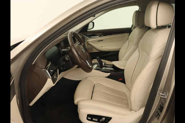 BMW 5 Serie 520i High Executive | Luxury Line | Leder | Trekhaak | Camera | Stoelverwarming | 19'' | Sfeerverlichting | Memory | Carplay | Navigatie | Park Assist | Full LED