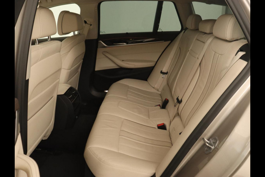 BMW 5 Serie 520i High Executive | Luxury Line | Leder | Trekhaak | Camera | Stoelverwarming | 19'' | Sfeerverlichting | Memory | Carplay | Navigatie | Park Assist | Full LED