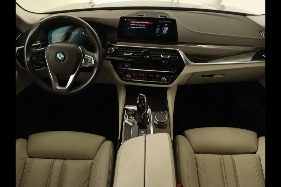 BMW 5 Serie 520i High Executive | Luxury Line | Leder | Trekhaak | Camera | Stoelverwarming | 19'' | Sfeerverlichting | Memory | Carplay | Navigatie | Park Assist | Full LED