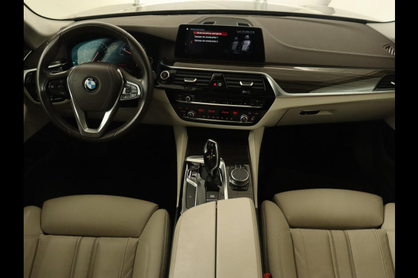 BMW 5 Serie 520i High Executive | Luxury Line | Leder | Trekhaak | Camera | Stoelverwarming | 19'' | Sfeerverlichting | Memory | Carplay | Navigatie | Park Assist | Full LED