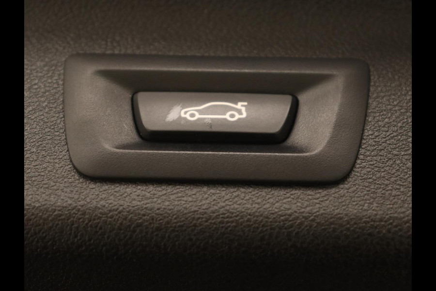 BMW 5 Serie 520i High Executive | Luxury Line | Leder | Trekhaak | Camera | Stoelverwarming | 19'' | Sfeerverlichting | Memory | Carplay | Navigatie | Park Assist | Full LED