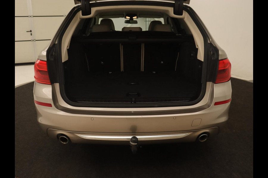 BMW 5 Serie 520i High Executive | Luxury Line | Leder | Trekhaak | Camera | Stoelverwarming | 19'' | Sfeerverlichting | Memory | Carplay | Navigatie | Park Assist | Full LED