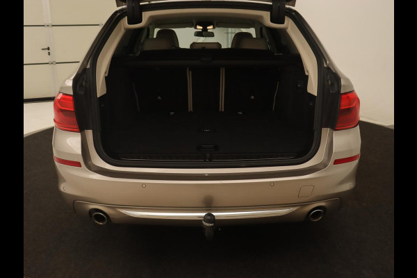 BMW 5 Serie 520i High Executive | Luxury Line | Leder | Trekhaak | Camera | Stoelverwarming | 19'' | Sfeerverlichting | Memory | Carplay | Navigatie | Park Assist | Full LED
