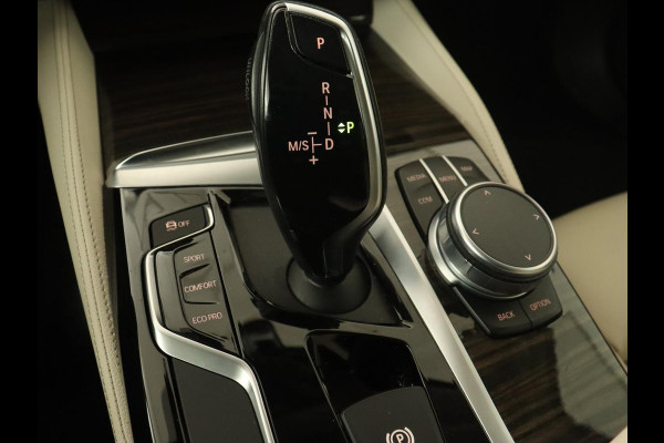 BMW 5 Serie 520i High Executive | Luxury Line | Leder | Trekhaak | Camera | Stoelverwarming | 19'' | Sfeerverlichting | Memory | Carplay | Navigatie | Park Assist | Full LED