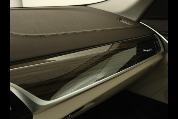 BMW 5 Serie 520i High Executive | Luxury Line | Leder | Trekhaak | Camera | Stoelverwarming | 19'' | Sfeerverlichting | Memory | Carplay | Navigatie | Park Assist | Full LED