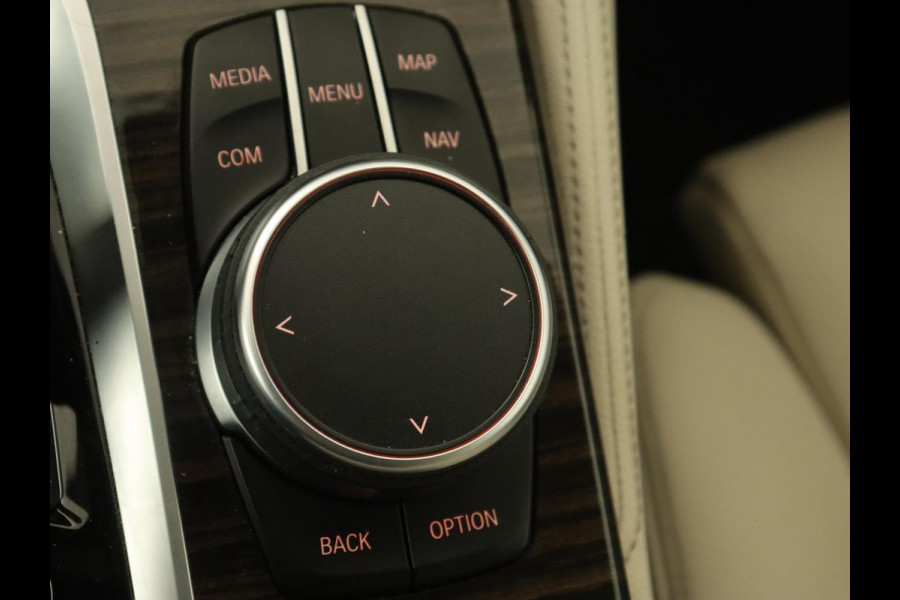 BMW 5 Serie 520i High Executive | Luxury Line | Leder | Trekhaak | Camera | Stoelverwarming | 19'' | Sfeerverlichting | Memory | Carplay | Navigatie | Park Assist | Full LED