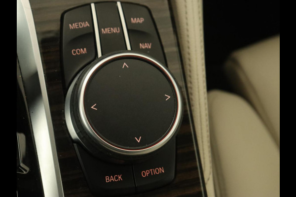 BMW 5 Serie 520i High Executive | Luxury Line | Leder | Trekhaak | Camera | Stoelverwarming | 19'' | Sfeerverlichting | Memory | Carplay | Navigatie | Park Assist | Full LED
