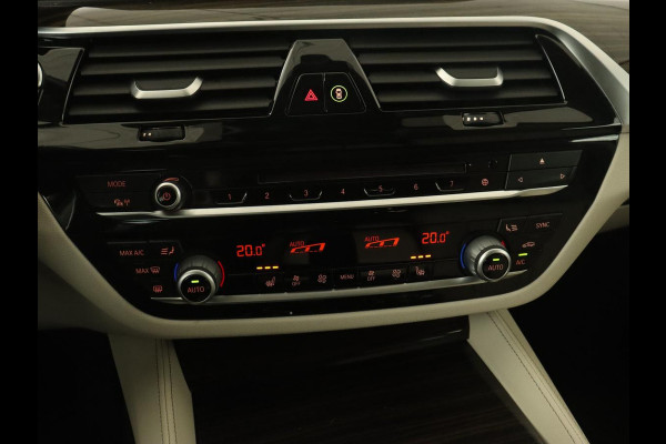 BMW 5 Serie 520i High Executive | Luxury Line | Leder | Trekhaak | Camera | Stoelverwarming | 19'' | Sfeerverlichting | Memory | Carplay | Navigatie | Park Assist | Full LED