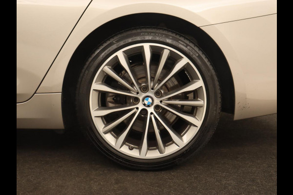 BMW 5 Serie 520i High Executive | Luxury Line | Leder | Trekhaak | Camera | Stoelverwarming | 19'' | Sfeerverlichting | Memory | Carplay | Navigatie | Park Assist | Full LED