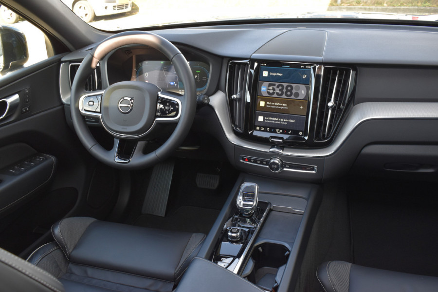 Volvo XC60 T6 AWD 350PK Plug-in hybrid Plus Dark | BLIS | ACC | Trekhaak | Elec.stoelen | 4-seiz.banden | 360 Camera | Panodak