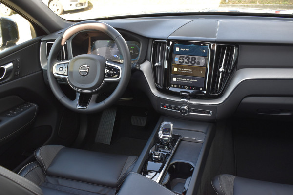Volvo XC60 T6 AWD 350PK Plug-in hybrid Plus Dark | BLIS | ACC | Trekhaak | Elec.stoelen | 4-seiz.banden | 360 Camera | Panodak