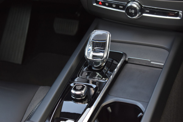 Volvo XC60 T6 AWD 350PK Plug-in hybrid Plus Dark | BLIS | ACC | Trekhaak | Elec.stoelen | 4-seiz.banden | 360 Camera | Panodak