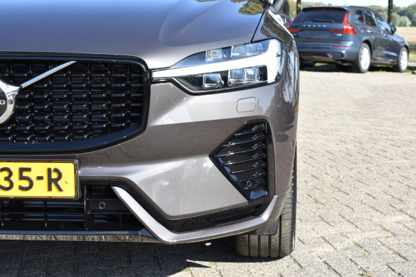 Volvo XC60 T6 AWD 350PK Plug-in Hybrid Ultra Dark | Trekhaak | 1.025km | BLIS | ACC | HUD | | H&K | 360 Camera | Panodak | Stuurverwarming