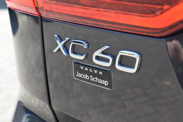 Volvo XC60 T6 AWD 350PK Plug-in Hybrid Ultra Dark | Trekhaak | 1.025km | BLIS | ACC | HUD | | H&K | 360 Camera | Panodak | Stuurverwarming