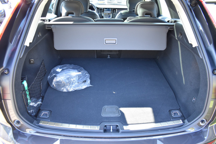 Volvo XC60 T6 AWD 350PK Plug-in Hybrid Ultra Dark | Trekhaak | 1.025km | BLIS | ACC | HUD | | H&K | 360 Camera | Panodak | Stuurverwarming
