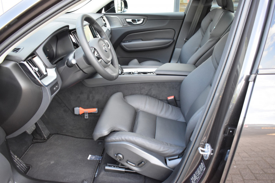 Volvo XC60 T6 AWD 350PK Plug-in Hybrid Ultra Dark | Trekhaak | 1.025km | BLIS | ACC | HUD | | H&K | 360 Camera | Panodak | Stuurverwarming