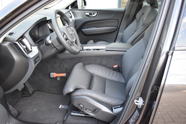 Volvo XC60 T6 AWD 350PK Plug-in Hybrid Ultra Dark | Trekhaak | 1.025km | BLIS | ACC | HUD | | H&K | 360 Camera | Panodak | Stuurverwarming