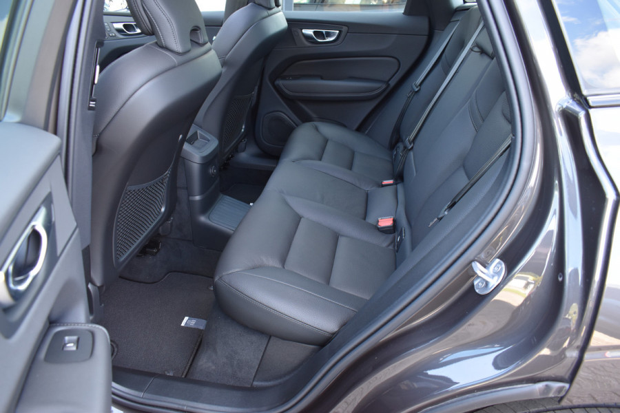 Volvo XC60 T6 AWD 350PK Plug-in Hybrid Ultra Dark | Trekhaak | 1.025km | BLIS | ACC | HUD | | H&K | 360 Camera | Panodak | Stuurverwarming