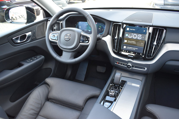 Volvo XC60 T6 AWD 350PK Plug-in Hybrid Ultra Dark | Trekhaak | 1.025km | BLIS | ACC | HUD | | H&K | 360 Camera | Panodak | Stuurverwarming