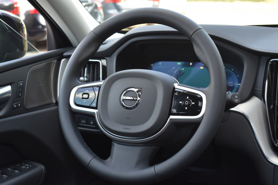 Volvo XC60 T6 AWD 350PK Plug-in Hybrid Ultra Dark | Trekhaak | 1.025km | BLIS | ACC | HUD | | H&K | 360 Camera | Panodak | Stuurverwarming