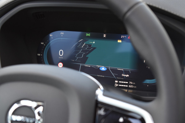 Volvo XC60 T6 AWD 350PK Plug-in Hybrid Ultra Dark | Trekhaak | 1.025km | BLIS | ACC | HUD | | H&K | 360 Camera | Panodak | Stuurverwarming